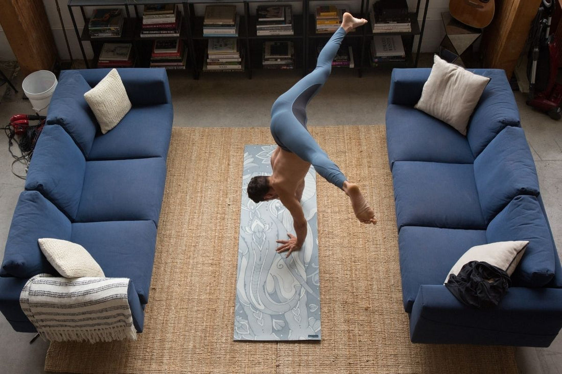Praticare lo yoga on line da casa: cosa serve e i consigli per iniziare
